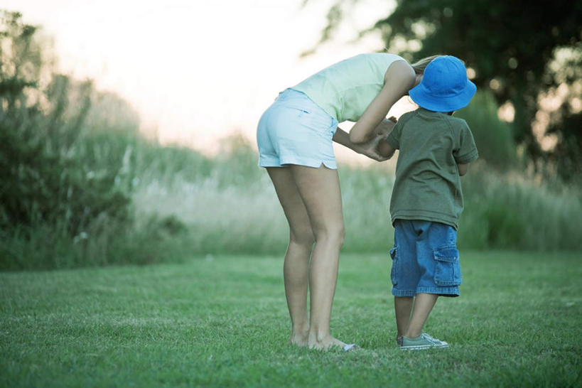西方人,儿童,两个人,家庭,母亲,儿子,站,说,横图,室外,白天,纯洁,草地,草坪,植物,欧洲,欧洲人,弯腰,服装,朦胧,模糊,云,云朵,云彩,休闲装,草,树,树木,小孩,背面,衣服,蓝色,绿色,白云,蓝天,天空,自然,天,站着,休闲,温暖,温馨,母子,一家人,休闲服,可爱,母爱,童年,童趣,服饰,生长,成长,和睦,童真,烂漫,无邪,交流,天真,男孩,年轻女性,女人,女性,白种人,孩子,年轻人,沟通,讲话,交谈,说话,谈话,站立,彩图,全身,融洽,男生