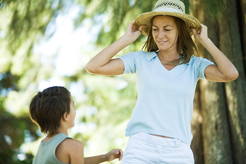 西方人,儿童,两个人,家庭,母亲,儿子,站,横图,室外,白天,正面,纯洁,植物,帽子,欧洲,欧洲人,阴影,服装,朦胧,模糊,光线,影子,拿,拿着,休闲装,相视,树,树木,小孩,衣服,绿色,阳光,自然,遮阳帽,站着,休闲,温暖,温馨,母子,一家人,面对面,休闲服,可爱,母爱,童年,童趣,服饰,生长,成长,对视,和睦,相对,童真,烂漫,无邪,相看,天真,男孩,年轻女性,女人,女性,白种人,孩子,年轻人,站立,半身,彩图,融洽,男生