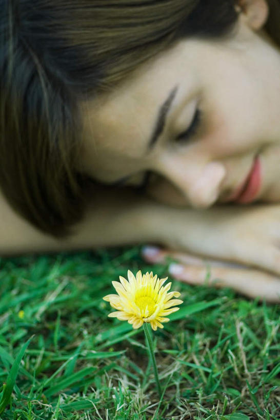西方人,脸,头,脸颊,一个人,闭眼,双手交叉,竖图,俯视,室外,特写,白天,草地,草坪,植物,欧洲,欧洲人,仅一个年轻女性,仅一个女性,仅一个人,服装,花蕾,休闲装,草,雏菊,花瓣,花朵,花卉,鲜花,一朵,衣服,黄色,绿色,花苞,趴着,休闲,休闲服,菊花,服饰,双手抱胸,年轻女性,女人,女性,白种人,头部,脸部,脸蛋,面部,闭眼睛,闭着眼,闭着眼睛,趴,半身,彩图,高角度拍摄