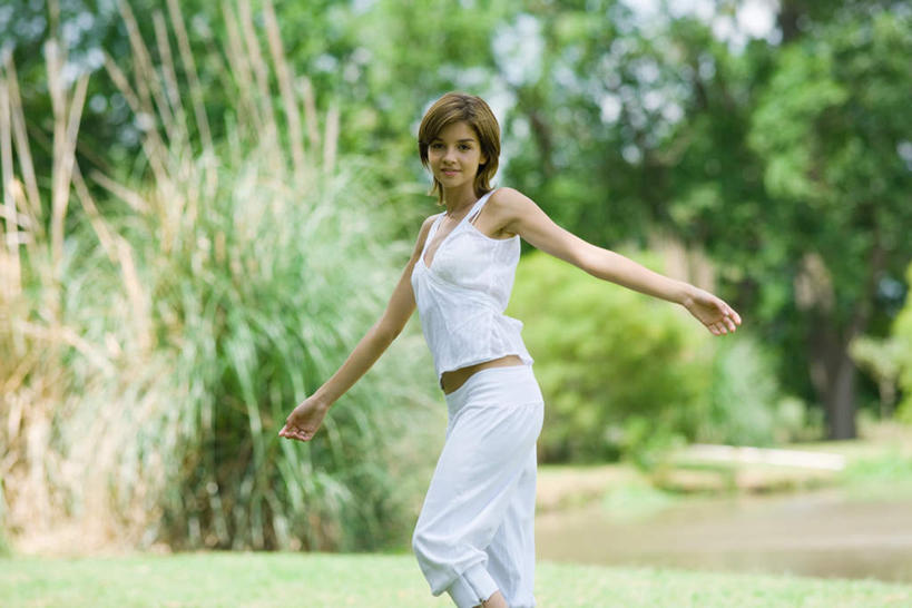 西方人,一个人,走,伸展双臂,笑,微笑,横图,室外,白天,正面,度假,草地,草坪,植物,欧洲,欧洲人,仅一个年轻女性,仅一个女性,仅一个人,阴影,服装,朦胧,模糊,光线,影子,云,云朵,云彩,休闲装,娱乐,草,树,树木,衣服,蓝色,绿色,白云,蓝天,天空,阳光,自然,天,享受,休闲,休闲服,放松,服饰,生长,成长,年轻女性,女人,女性,白种人,步行,敞开双臂,散步,伸开双臂,展开双肩,张开手臂,张开双臂,走路,半身,彩图