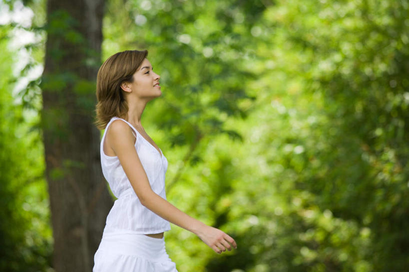 西方人,一个人,走,笑,微笑,横图,室外,白天,侧面,度假,植物,欧洲,欧洲人,仅一个年轻女性,仅一个女性,仅一个人,服装,朦胧,模糊,休闲装,娱乐,树,树木,衣服,绿色,自然,享受,休闲,休闲服,放松,服饰,生长,成长,年轻女性,女人,女性,白种人,步行,散步,走路,半身,彩图