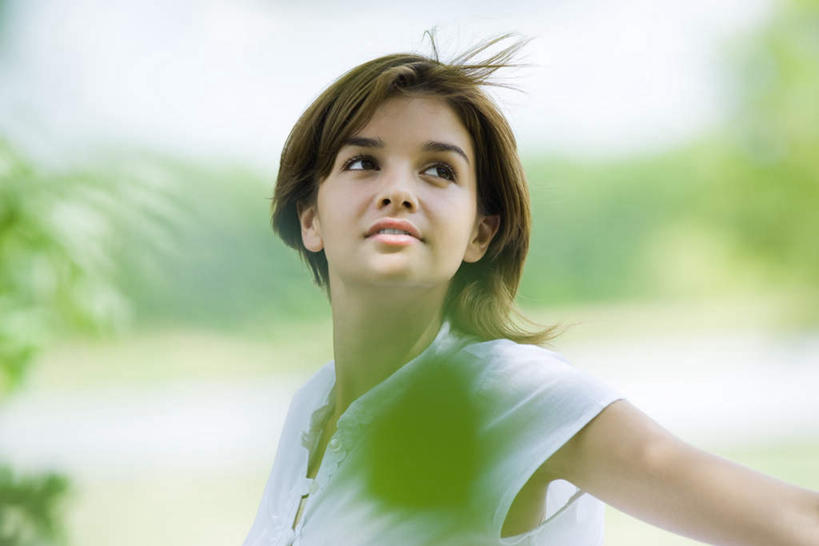 西方人,脸,头,脸颊,一个人,站,笑,微笑,横图,室外,特写,白天,正面,度假,植物,叶子,欧洲,欧洲人,仅一个年轻女性,仅一个女性,仅一个人,服装,朦胧,模糊,绿叶,注视,休闲装,娱乐,肩膀,树,树木,衣服,绿色,自然,看,站着,享受,休闲,休闲服,嫩叶,放松,服饰,生长,成长,关注,年轻女性,女人,女性,白种人,头部,脸部,脸蛋,面部,叶,叶片,抬头,仰头,站立,半身,彩图