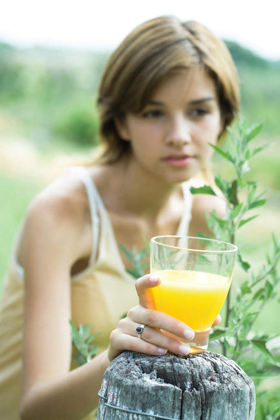 西方人,脸,头,脸颊,一个人,站,竖图,室外,特写,白天,正面,度假,植物,杯子,欧洲,欧洲人,仅一个年轻女性,仅一个女性,仅一个人,服装,朦胧,模糊,橙汁,一杯,拿,拿着,注视,休闲装,娱乐,肩膀,玻璃制品,树,树木,饮料,衣服,绿色,自然,水杯,观察,看,站着,享受,休闲,休闲服,放松,服饰,生长,成长,观看,察看,关注,年轻女性,女人,女性,白种人,头部,脸部,脸蛋,面部,玻璃杯,站立,半身,彩图