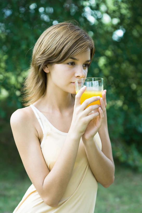 西方人,一个人,站,竖图,室外,白天,正面,度假,植物,杯子,欧洲,欧洲人,仅一个年轻女性,仅一个女性,仅一个人,服装,朦胧,模糊,橙汁,拿,拿着,休闲装,娱乐,玻璃制品,树,树木,饮料,衣服,绿色,自然,水杯,站着,享受,休闲,休闲服,放松,服饰,生长,成长,年轻女性,女人,女性,白种人,玻璃杯,站立,半身,彩图