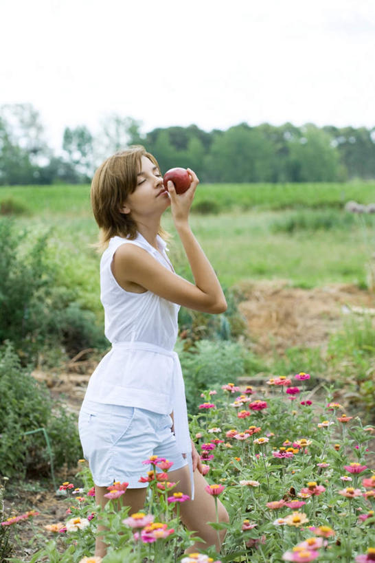 西方人,一个人,站,闭眼,竖图,室外,白天,侧面,度假,花海,花圃,植物,苹果,水果,叶子,欧洲,欧洲人,仅一个年轻女性,仅一个女性,仅一个人,服装,新鲜,盛开,云,云朵,生食,食品,果实,鱼尾菊,拿,花蕾,云彩,拿着,休闲装,娱乐,闻,雏菊,花,花瓣,花朵,花卉,鲜花,食物,一个,衣服,粉色,红色,蓝色,绿色,白云,蓝天,天空,花丛,花束,花田,天,花苞,花蕊,站着,享受,休闲,休闲服,菊花,放松,服饰,有机食品,绿色食品,单个,年轻女性,女人,女性,白种人,闭眼睛,闭着眼,闭着眼睛,站立,半身,彩图