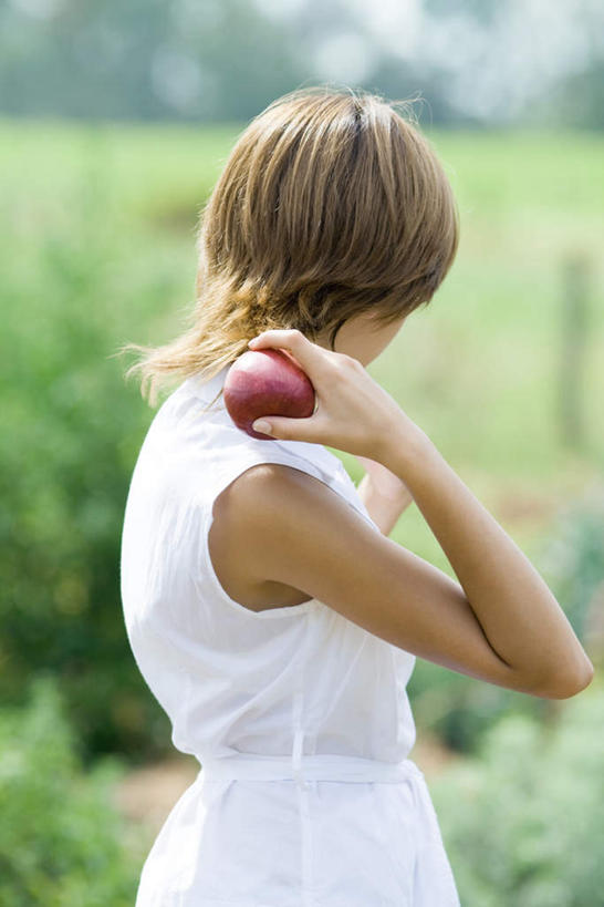 西方人,一个人,站,竖图,室外,白天,侧面,度假,植物,苹果,水果,欧洲,欧洲人,仅一个年轻女性,仅一个女性,仅一个人,服装,朦胧,模糊,新鲜,生食,食品,果实,拿,拿着,休闲装,娱乐,树,树木,食物,一个,衣服,红色,绿色,自然,站着,享受,休闲,休闲服,放松,服饰,有机食品,绿色食品,生长,单个,成长,年轻女性,女人,女性,白种人,站立,半身,彩图