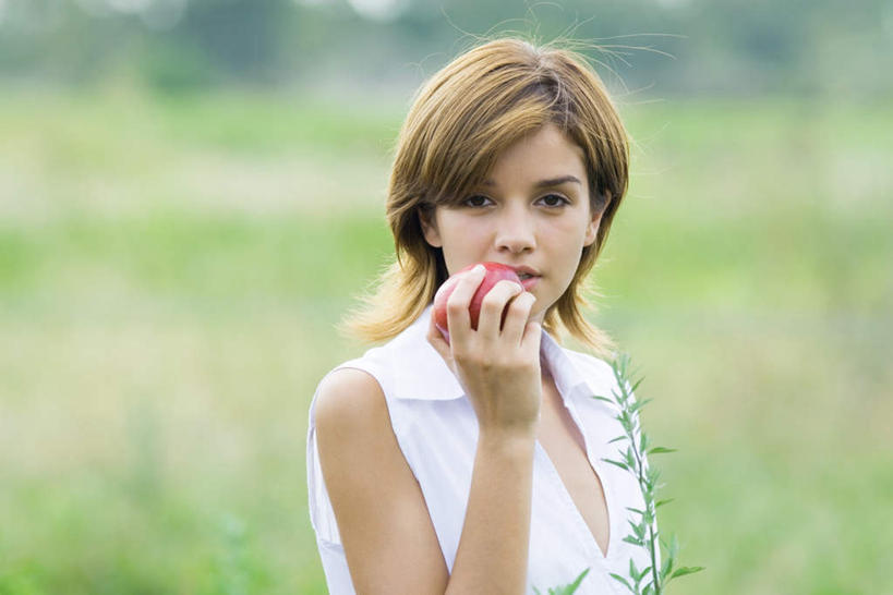西方人,脸,头,脸颊,一个人,站,横图,室外,特写,白天,正面,度假,苹果,水果,欧洲,欧洲人,仅一个年轻女性,仅一个女性,仅一个人,服装,朦胧,模糊,新鲜,生食,食品,果实,拿,拿着,注视,休闲装,娱乐,肩膀,食物,一个,衣服,红色,看,站着,享受,休闲,休闲服,放松,服饰,有机食品,绿色食品,单个,关注,年轻女性,女人,女性,白种人,头部,脸部,脸蛋,面部,站立,半身,彩图