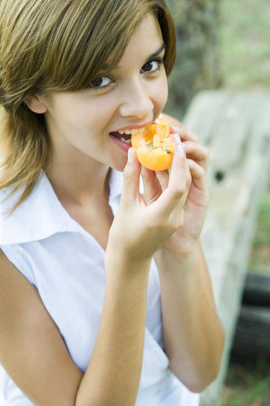 西方人,脸,头,脸颊,一个人,站,吃,竖图,俯视,室外,特写,白天,度假,柑橘,水果,欧洲,欧洲人,仅一个年轻女性,仅一个女性,仅一个人,服装,朦胧,模糊,新鲜,生食,食品,果实,拿,拿着,休闲装,娱乐,肩膀,食物,一个,衣服,站着,享受,休闲,休闲服,橙色,放松,服饰,有机食品,绿色食品,单个,年轻女性,女人,女性,白种人,头部,脸部,脸蛋,面部,橘子,桔子,橙子,橙,嚼,食,站立,半身,彩图,高角度拍摄