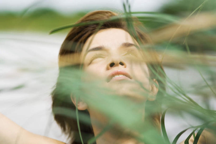 西方人,脸,头,脸颊,一个人,站,横图,室外,特写,白天,正面,度假,森林,树林,植物,叶子,欧洲,欧洲人,仅一个年轻女性,仅一个女性,仅一个人,阴影,服装,朦胧,模糊,光线,影子,绿叶,注视,休闲装,娱乐,肩膀,树,树木,衣服,绿色,阳光,自然,看,站着,享受,休闲,休闲服,嫩叶,放松,服饰,生长,成长,关注,年轻女性,女人,女性,白种人,头部,脸部,脸蛋,面部,叶,叶片,抬头,仰头,站立,半身,彩图