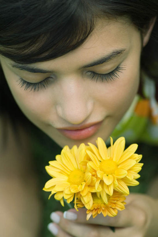 西方人,脸,头,脸颊,一个人,站,闭眼,竖图,俯视,室外,特写,白天,度假,植物,欧洲,欧洲人,仅一个年轻女性,仅一个女性,仅一个人,服装,花蕾,休闲装,娱乐,闻,肩膀,雏菊,花瓣,花朵,花卉,鲜花,一朵,衣服,黄色,花苞,站着,享受,休闲,休闲服,放松,服饰,年轻女性,女人,女性,白种人,头部,脸部,脸蛋,面部,闭眼睛,闭着眼,闭着眼睛,站立,半身,彩图,高角度拍摄
