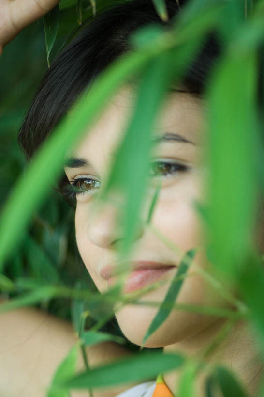 西方人,脸,头,脸颊,一个人,站,竖图,室外,特写,白天,正面,度假,植物,叶子,欧洲,欧洲人,仅一个年轻女性,仅一个女性,仅一个人,服装,绿叶,休闲装,娱乐,肩膀,树,树木,衣服,绿色,自然,站着,享受,休闲,休闲服,嫩叶,放松,服饰,生长,成长,年轻女性,女人,女性,白种人,头部,脸部,脸蛋,面部,叶,叶片,站立,半身,彩图