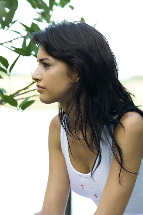 西方人,一个人,站,竖图,室外,白天,侧面,度假,植物,叶子,欧洲,欧洲人,仅一个年轻女性,仅一个女性,仅一个人,服装,朦胧,模糊,绿叶,注视,休闲装,娱乐,树,树木,衣服,绿色,自然,看,站着,享受,休闲,休闲服,嫩叶,放松,服饰,生长,成长,关注,年轻女性,女人,女性,白种人,叶,叶片,站立,半身,彩图