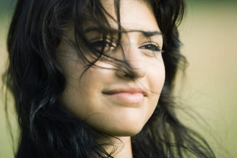 西方人,脸,头,脸颊,一个人,站,笑,微笑,横图,室外,特写,白天,正面,度假,欧洲,欧洲人,仅一个年轻女性,仅一个女性,仅一个人,服装,朦胧,模糊,休闲装,娱乐,肩膀,衣服,站着,享受,休闲,休闲服,放松,服饰,年轻女性,女人,女性,白种人,头部,脸部,脸蛋,面部,站立,半身,彩图