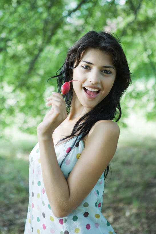 西方人,一个人,站,竖图,室外,白天,正面,度假,植物,道路,路,萝卜,蔬菜,欧洲,欧洲人,仅一个年轻女性,仅一个女性,仅一个人,服装,朦胧,模糊,新鲜,小路,食品,交通,拿,拿着,休闲装,娱乐,树,树木,食物,一个,衣服,红色,绿色,自然,站着,享受,休闲,休闲服,放松,服饰,有机食品,绿色食品,生长,水萝卜,单个,成长,年轻女性,女人,女性,白种人,站立,半身,彩图