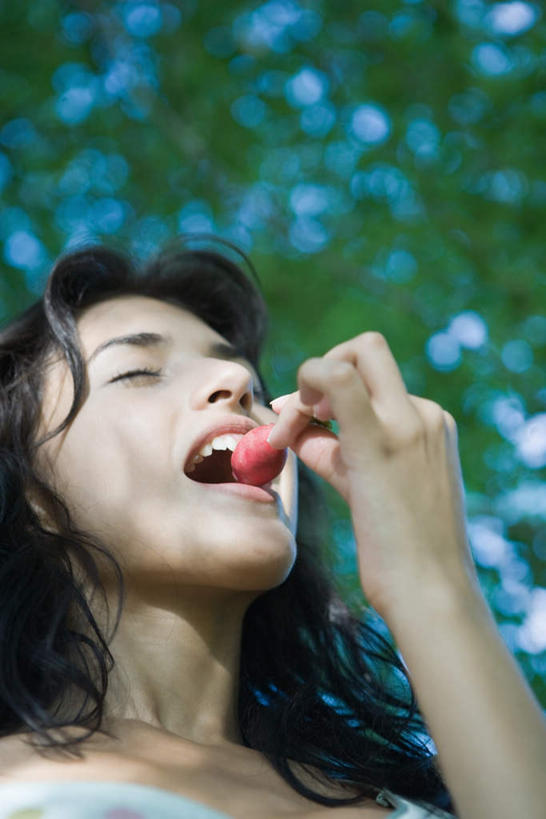 西方人,一个人,站,闭眼,吃,竖图,室外,特写,白天,仰视,度假,萝卜,蔬菜,欧洲,欧洲人,仅一个年轻女性,仅一个女性,仅一个人,服装,朦胧,模糊,新鲜,食品,拿,拿着,休闲装,娱乐,食物,一个,衣服,红色,站着,享受,休闲,休闲服,放松,服饰,有机食品,绿色食品,水萝卜,单个,年轻女性,女人,女性,白种人,闭眼睛,闭着眼,闭着眼睛,嚼,食,站立,半身,彩图,低角度拍摄