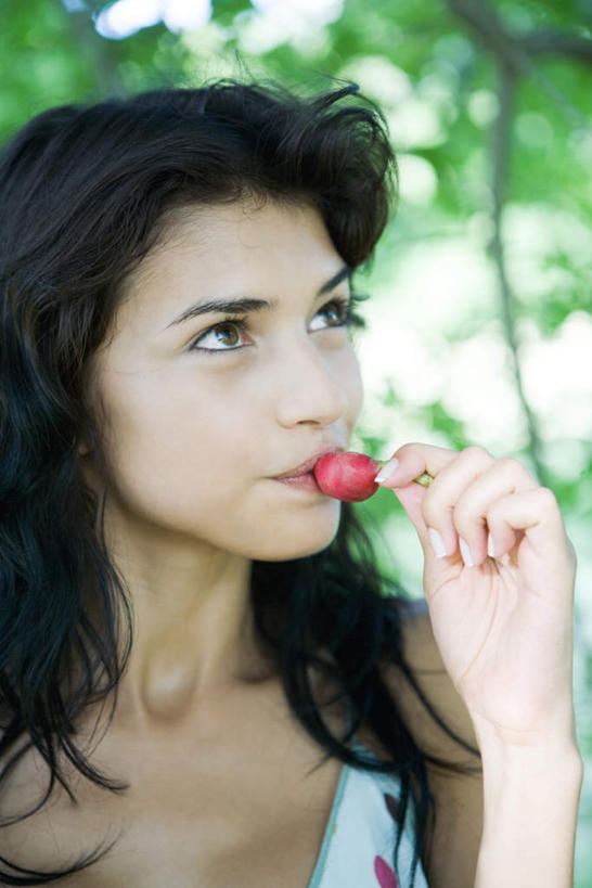 西方人,一个人,站,吻,竖图,室外,特写,白天,正面,度假,萝卜,蔬菜,欧洲,欧洲人,仅一个年轻女性,仅一个女性,仅一个人,服装,朦胧,模糊,新鲜,食品,拿,拿着,休闲装,娱乐,食物,一个,衣服,红色,站着,享受,休闲,休闲服,放松,服饰,有机食品,绿色食品,水萝卜,单个,年轻女性,女人,女性,白种人,亲,亲吻,抬头,仰头,站立,半身,彩图