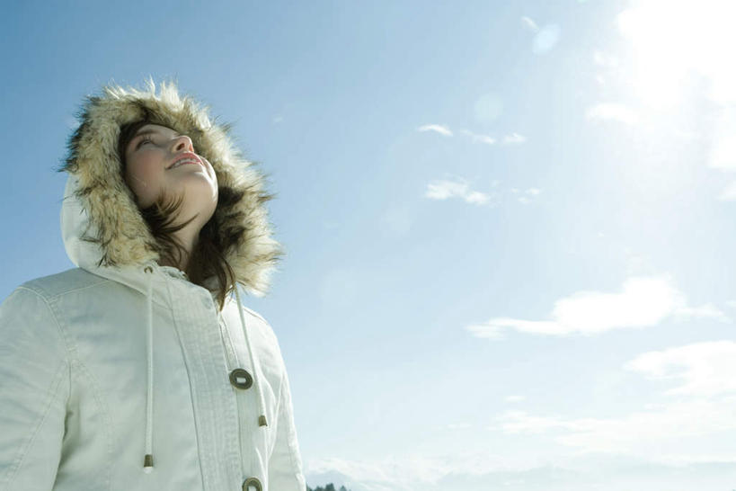 西方人,儿童,一个人,站,横图,室外,白天,仰视,纯洁,太阳,欧洲,欧洲人,仅一个女性,仅一个人,阴影,服装,光线,影子,云,云朵,云彩,注视,小孩,衣服,蓝色,白云,蓝天,天空,阳光,天,观察,看,站着,仅一个小孩,可爱,童年,童趣,服饰,观看,耀眼,察看,衣着,穿着,关注,童真,烂漫,无邪,衣饰,棉服,天真,女孩,女人,女性,白种人,孩子,抬头,仰头,站立,半身,彩图,低角度拍摄,女生,冬衣,寒衣