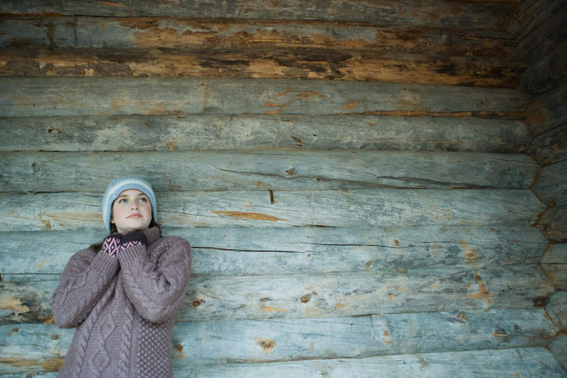 西方人,儿童,一个人,家,木屋,站,横图,室外,白天,正面,度假,纯洁,欧洲,欧洲人,仅一个女性,仅一个人,服装,注视,娱乐,住宅,小孩,衣服,观察,看,站着,仅一个小孩,享受,休闲,放松,可爱,童年,童趣,遮,服饰,观看,察看,遮挡,衣着,穿着,关注,童真,烂漫,无邪,遮盖,遮蔽,衣饰,棉服,天真,女孩,女人,女性,白种人,孩子,站立,半身,彩图,茅舍,茅屋,棚屋,小木屋,小屋,女生,冬衣,寒衣