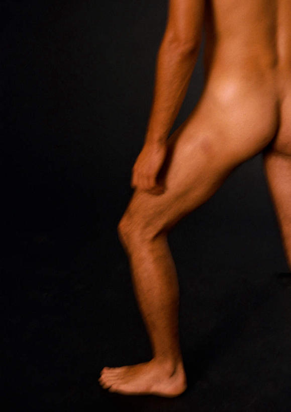 西方人,一个人,站,竖图,室内,特写,白天,欧洲,欧洲人,仅一个男性,仅一个人,黑色背景,裸露,仅一个年轻男性,背面,站着,弓步,摄影,影棚,赤裸,裸,男人,男性,年轻男性,白种人,站立,半身,彩图,影棚拍摄,拍摄