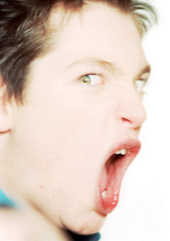 西方人,脸,头,脸颊,一个人,站,竖图,室内,特写,白天,白色背景,正面,欧洲,欧洲人,仅一个男性,仅一个人,生气,大喊,仅一个年轻男性,站着,张嘴,喊,愤怒,摄影,影棚,喊叫,发怒,情绪,脾气,张大嘴巴,忿怒,怨恨,强烈,激动,男人,男性,年轻男性,白种人,头部,脸部,脸蛋,面部,张开嘴,站立,半身,彩图,影棚拍摄,拍摄