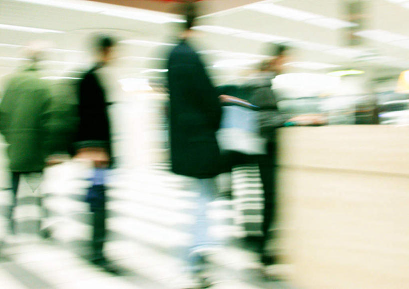 西方人,站,走,横图,室内,白天,侧面,地铁,欧洲,欧洲人,轨道交通,许多人,柜台,站着,一群人,男人,男性,女人,女性,中年男性,中年女性,白种人,步行,散步,站立,走路,彩图,全身,地铁机动车,地下铁,轻轨