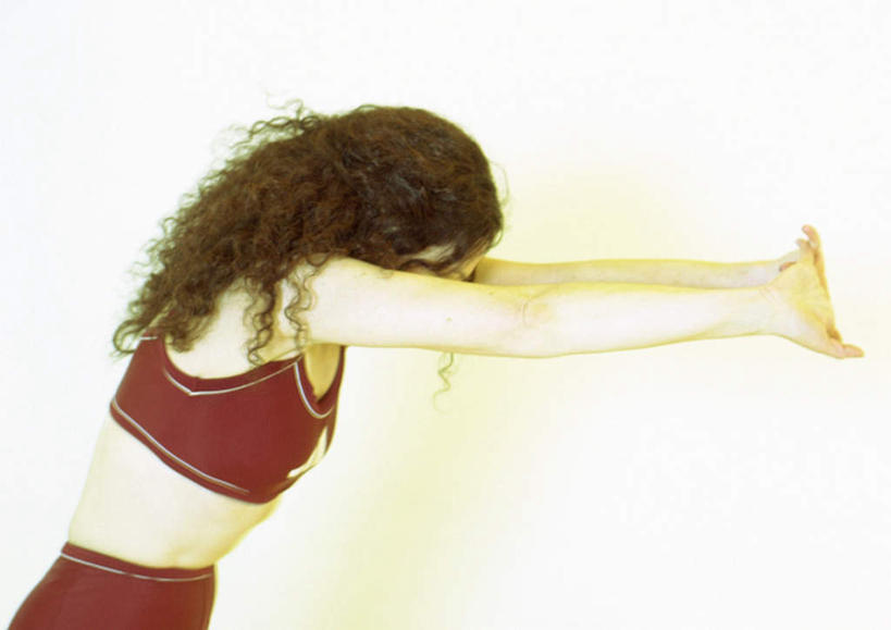 西方人,一个人,站,伸展双臂,横图,室内,白天,侧面,锻炼,运动,欧洲,欧洲人,仅一个年轻女性,仅一个女性,仅一个人,伸展,墙,注视,墙壁,墙面,低头,看,站着,伸直,关注,体育,年轻女性,女人,女性,白种人,敞开双臂,伸开双臂,展开双肩,站立,张开手臂,张开双臂,半身,彩图,健身