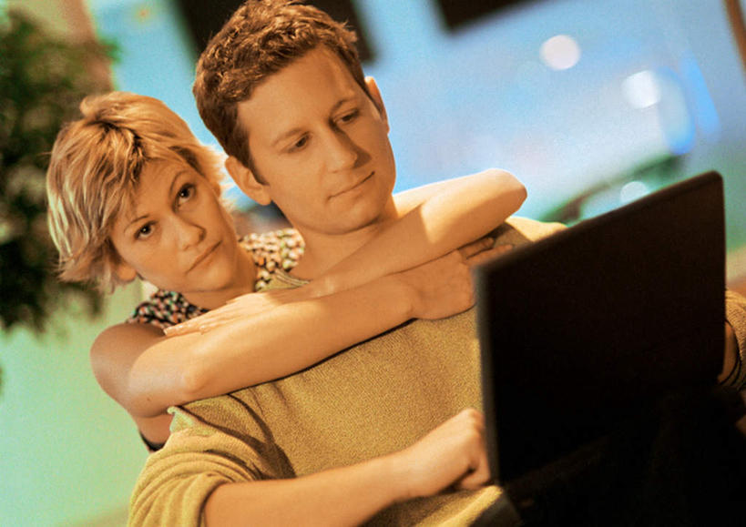 西方人,两个人,坐,抱,横图,室内,白天,正面,电脑,笔记本电脑,欧洲,欧洲人,敲打,网络,输入,通讯设备,打字,抱着,点击,敲击,无线,搂着,通信设备,无线网络,无线上网,便携式电脑,按键,手提电脑,男人,男性,年轻男性,年轻女性,女人,女性,白种人,搂,搂抱,坐着,半身,彩图