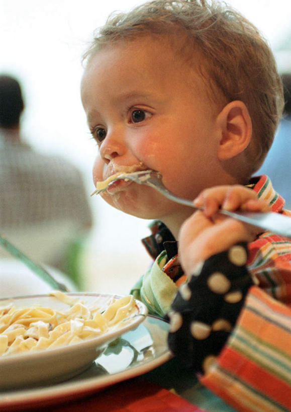 西方人,儿童,一个人,坐,竖图,室内,白天,侧面,纯洁,桌面,桌子,餐具,欧洲,欧洲人,仅一个男性,仅一个人,碟子,盘,食品,食物,小孩,盘子,碟,仅一个小孩,可爱,童年,童趣,童真,烂漫,无邪,天真,男孩,男人,男性,白种人,孩子,坐着,半身,彩图,男生