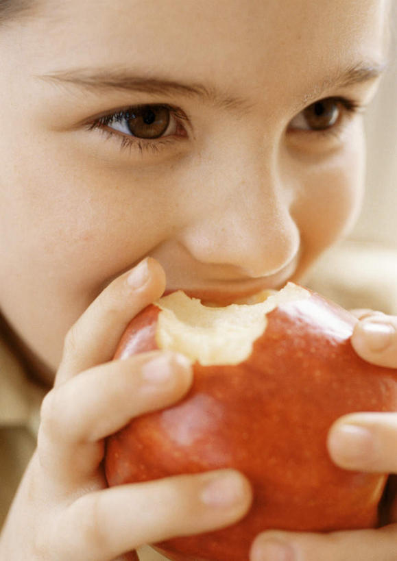 西方人,儿童,脸,头,脸颊,一个人,站,吃,竖图,室内,特写,白天,正面,纯洁,苹果,水果,欧洲,欧洲人,仅一个女性,仅一个人,新鲜,生食,食品,果实,拿,拿着,食物,一个,小孩,红色,站着,仅一个小孩,可爱,童年,童趣,有机食品,绿色食品,单个,童真,烂漫,无邪,天真,女孩,女人,女性,白种人,孩子,头部,脸部,脸蛋,面部,嚼,食,站立,半身,彩图,女生