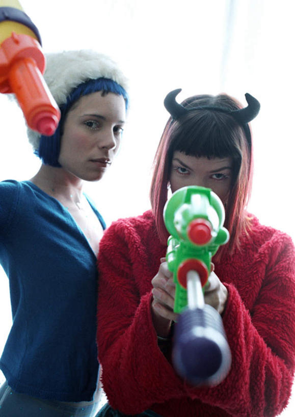 西方人,两个人,伙伴,朋友,站,竖图,室内,白天,白色背景,正面,游戏,友谊,帽子,玩具,欧洲,欧洲人,拿,玩,拿着,注视,方向,娱乐,两个,观察,看,站着,休闲,益智,摄影,影棚,观看,活动,水枪,察看,准确,绒线帽,发泄,关注,消遣,智力,瞄准,宣泄,友情,年轻女性,女人,女性,白种人,玩耍,嬉戏,站立,半身,彩图,影棚拍摄,拍摄