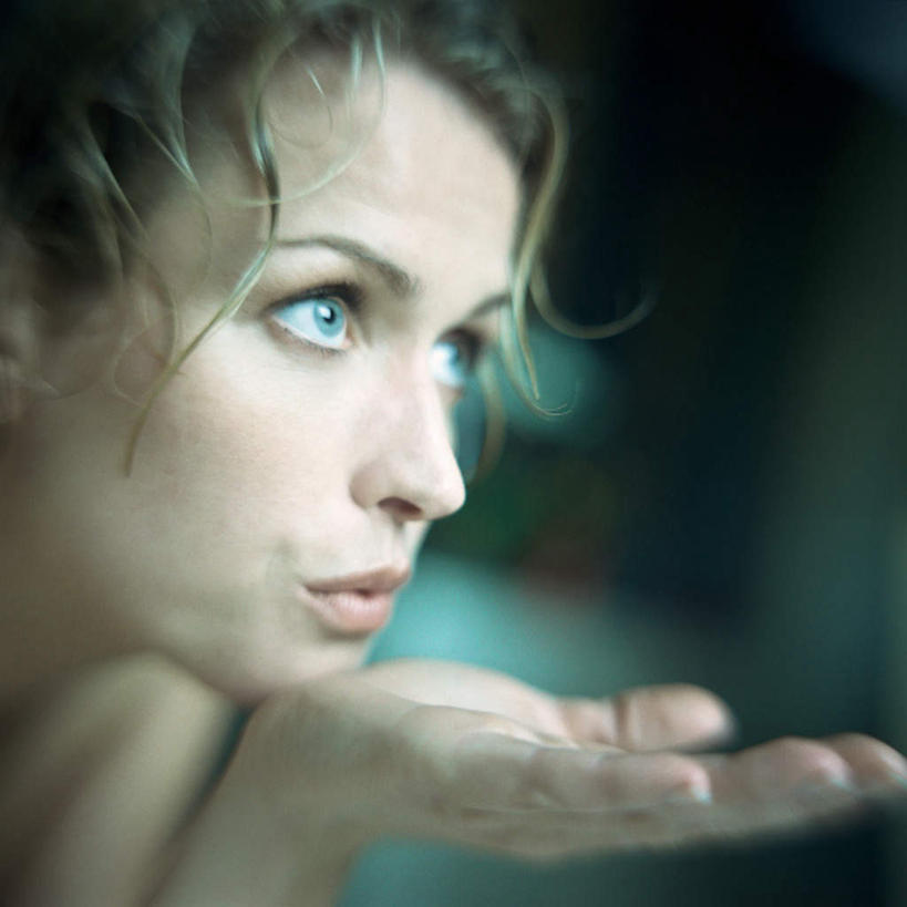 西方人,脸,头,脸颊,一个人,站,方图,室内,特写,白天,侧面,欧洲,欧洲人,仅一个年轻女性,仅一个女性,仅一个人,朦胧,模糊,注视,吹,观察,看,站着,观看,察看,关注,年轻女性,女人,女性,白种人,头部,脸部,脸蛋,面部,站立,半身,彩图