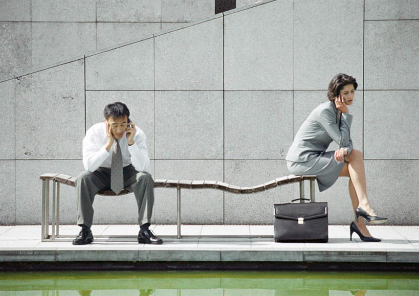 东方人,西方人,两个人,伙伴,朋友,商务人士,商务男性,商务女性,坐,打电话,横图,室外,白天,正面,衬衫,友谊,合作,团队,电话,手机,欧洲,欧洲人,亚洲,套装,包,公文包,墙,拿,拿着,注视,黄种人,通讯设备,墙壁,墙面,观察,看,战略,公事包,观看,察看,关注,商务装,工薪阶层,联合,合谋,交流,配合,协作,男人,男性,年轻男性,年轻女性,女人,女性,白种人,亚洲人,白领,上班族,沟通,通话,坐着,彩图,全身,衬衣