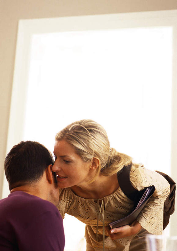 西方人,两个人,伙伴,朋友,坐,竖图,室内,白天,仰视,友谊,窗户,欧洲,欧洲人,服装,注视,休闲装,玻璃窗,衣服,观察,看,休闲,悄悄话,休闲服,恋人,服饰,观看,察看,关注,耳语,交流,友情,男人,男性,年轻男性,年轻女性,女人,女性,白种人,情侣,坐着,半身,彩图,低角度拍摄