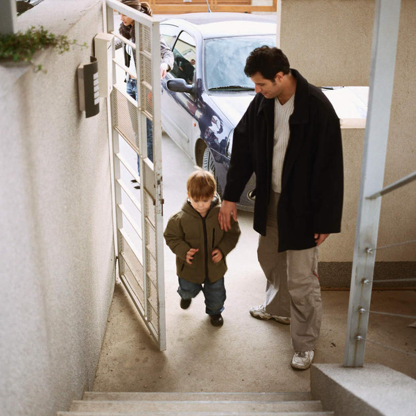 西方人,儿童,两个人,家庭,父亲,儿子,站,方图,俯视,室内,白天,纯洁,楼梯,道路,路,公路,汽车,欧洲,欧洲人,服装,阶梯,交通,注视,休闲装,台阶,车,小孩,衣服,交通工具,轿车,观察,看,站着,休闲,温暖,温馨,父子,一家人,休闲服,父爱,可爱,童年,童趣,服饰,观看,和睦,察看,关注,童真,烂漫,无邪,天真,男孩,男人,男性,年轻男性,白种人,孩子,年轻人,马路,站立,彩图,高角度拍摄,全身,融洽,男生