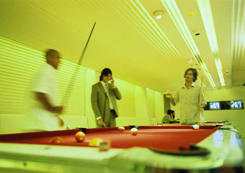 西方人,三个人,伙伴,朋友,商务人士,商务男性,站,横图,室内,白天,仰视,衬衫,友谊,台球,天花板,照明,欧洲,欧洲人,握,阴影,黄色背景,套装,朦胧,模糊,光线,球杆,影子,墙,灯光,注视,顶灯,墙壁,墙面,灯,灯具,观察,看,站着,握着,观看,照亮,察看,台球桌,照明设备,关注,商务装,工薪阶层,友情,桌球,男人,男性,年轻男性,白种人,白领,上班族,站立,半身,彩图,低角度拍摄,衬衣