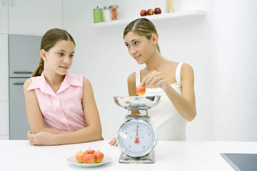 西方人,儿童,两个人,伙伴,朋友,站,横图,室内,白天,正面,友谊,纯洁,厨房,水果,欧洲,欧洲人,新鲜,生食,食品,果实,食物,小孩,站着,可爱,童年,童趣,有机食品,绿色食品,童真,烂漫,无邪,天真,友情,女孩,女人,女性,白种人,半身,彩图,灶间,女生