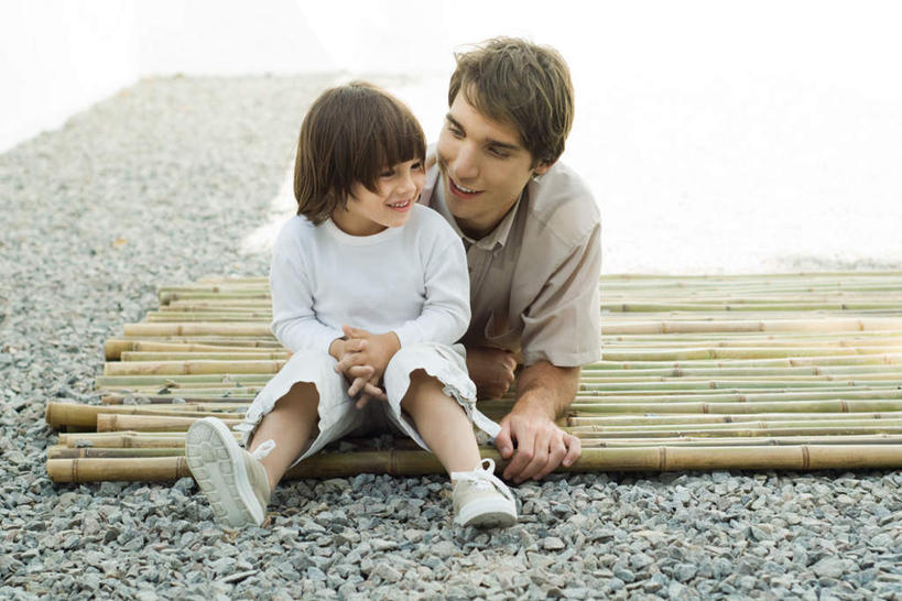 西方人,儿童,家庭,父亲,儿子,坐,笑,微笑,露齿笑,横图,室内,白天,正面,游戏,纯洁,道路,路,公路,欧洲,欧洲人,撑,交通,玩,扭头,注视,休闲装,娱乐,相视,小孩,观察,看,趴着,休闲,温暖,温馨,父子,一家人,休闲服,父爱,可爱,童年,童趣,观看,对视,和睦,察看,撑着,关注,相对,童真,烂漫,无邪,相看,天真,男孩,男人,男性,年轻男性,白种人,孩子,马路,趴,玩耍,嬉戏,坐着,半身,彩图,融洽,男生