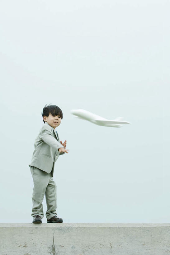 西方人,儿童,一个人,站,笑,微笑,露齿笑,竖图,全景,室外,白天,正面,纯洁,天际线,飞机,欧洲,欧洲人,仅一个男性,仅一个人,指,看台,注视,航空,小孩,天空,交通工具,天,观察,看,站着,仅一个小孩,可爱,童年,童趣,观看,察看,指着,客机,关注,童真,烂漫,无邪,天真,男孩,男人,男性,白种人,孩子,站立,彩图,全身,男生