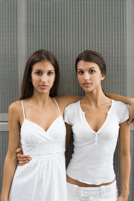 西方人,两个人,姐妹,双胞胎,栏杆,站,抱,笑,微笑,竖图,室外,白天,正面,吊带,欧洲,欧洲人,清澈,金属,栅栏,篱笆,围栏,注视,吊带衫,护栏,白色,观察,看,站着,抱着,搭肩,观看,察看,搂着,关注,年轻女性,女人,女性,白种人,怀抱,搂,搂抱,相抱,拥抱,站立,半身,彩图