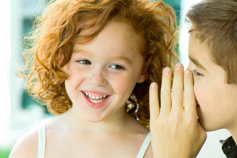 西方人,儿童,两个人,笑,说,微笑,露齿笑,横图,室内,白天,正面,纯洁,窗户,叶子,欧洲,欧洲人,绿叶,吊带衫,玻璃窗,小孩,悄悄话,嫩叶,可爱,童年,童趣,遮,遮挡,童真,烂漫,无邪,遮盖,遮蔽,交流,天真,男孩,男人,男性,女孩,女人,女性,白种人,叶,叶片,沟通,讲话,交谈,说话,谈话,半身,彩图,男生,女生