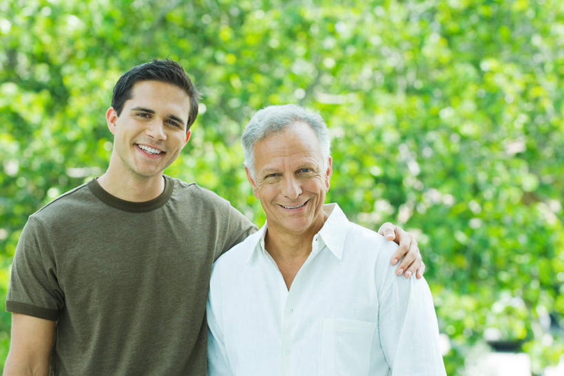 西方人,两个人,父亲,儿子,站,抱,笑,微笑,露齿笑,横图,室外,白天,正面,树林,植物,叶子,欧洲,欧洲人,朦胧,模糊,绿叶,注视,树,树木,绿色,自然,观察,看,站着,父子,嫩叶,父爱,生长,成长,抱着,搭肩,观看,察看,搂着,关注,老年男性,男人,男性,年轻男性,白种人,叶,叶片,怀抱,搂,搂抱,相抱,拥抱,站立,半身,彩图