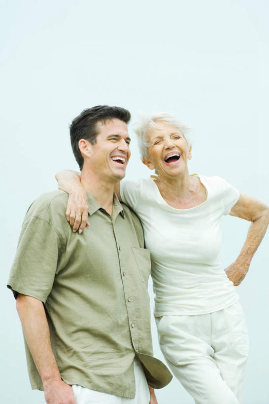 西方人,两个人,母亲,儿子,站,笑,大笑,竖图,室内,白天,白色背景,正面,兴奋,欧洲,欧洲人,注视,手叉腰,叉腰,扶,观察,看,站着,张嘴,温馨,母子,母爱,搭,摄影,影棚,搭肩,观看,单手,察看,关注,张大嘴巴,哈哈大笑,相交,交集,老年女性,男人,男性,女人,女性,中年男性,白种人,张开嘴,双腿交叉,站立,半身,彩图,影棚拍摄,高兴,狂笑,拍摄