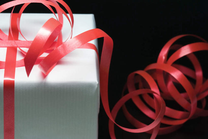 无人,横图,俯视,室内,特写,白天,礼盒,礼物,黑色背景,朦胧,模糊,丝绸,丝带,纸盒,缎带,绸带,盒子,一个,红色,白色,包装盒,彩带,礼品盒,摄影,礼品,影棚,单个,绷带,彩图,高角度拍摄,影棚拍摄,拍摄