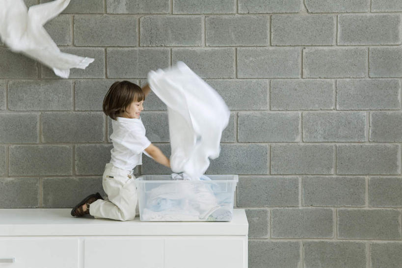 西方人,儿童,一个人,跪,举,横图,室内,白天,侧面,纯洁,柜子,欧洲,欧洲人,仅一个女性,仅一个人,服装,篮子,墙,拿,拿着,休闲装,墙壁,墙面,小孩,衣服,橱柜,毛巾,托,仅一个小孩,休闲,休闲服,可爱,童年,童趣,服饰,童真,烂漫,无邪,天真,女孩,女人,女性,白种人,孩子,跪着,举起,举手,举着,向上举,向上伸,向上托,彩图,全身,女生