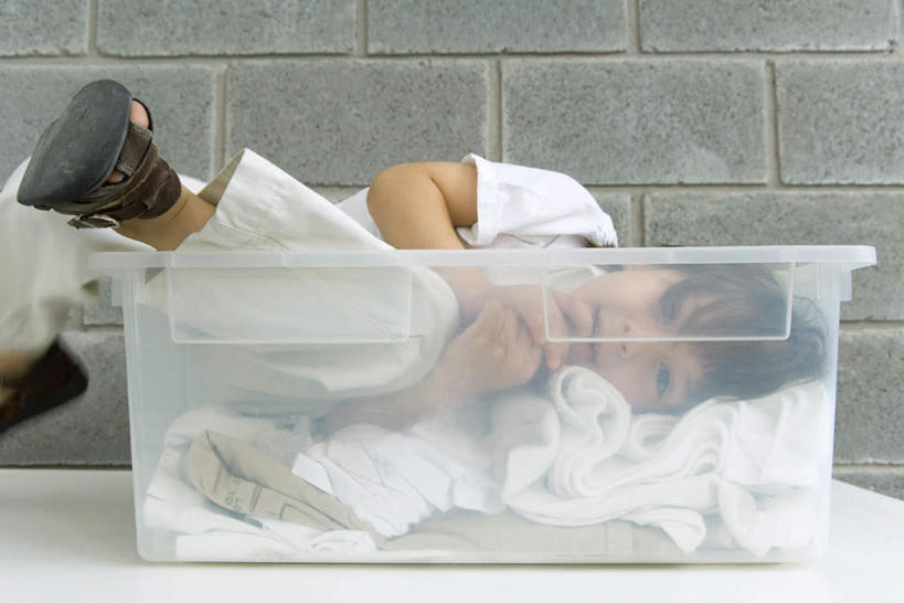 西方人,儿童,一个人,躺,横图,室内,白天,侧面,纯洁,柜子,欧洲,欧洲人,仅一个男性,仅一个人,服装,篮子,墙,休闲装,墙壁,墙面,小孩,衣服,橱柜,仅一个小孩,休闲,休闲服,可爱,童年,童趣,服饰,童真,烂漫,无邪,天真,男孩,男人,男性,白种人,孩子,躺着,半身,彩图,男生