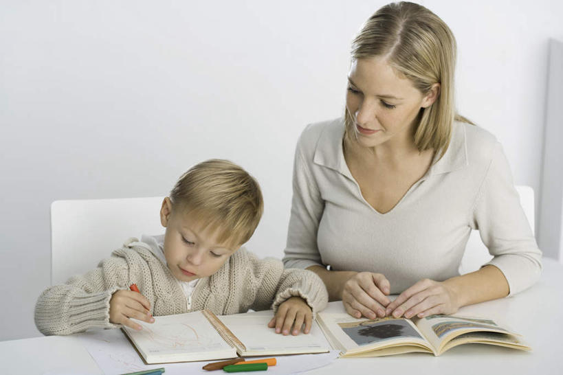 西方人,两个人,家庭,坐,笑,微笑,露齿笑,横图,室内,白天,正面,纯洁,书房,桌子,书籍,椅子,欧洲,欧洲人,服装,笔,木椅,墙,注视,休闲装,书桌,墙壁,墙面,小孩,衣服,课桌,观察,看,休闲,温暖,温馨,一家人,休闲服,彩笔,可爱,童年,童趣,服饰,观看,和睦,察看,关注,童真,烂漫,无邪,天真,男孩,年轻女性,女人,女性,白种人,书,图书,坐着,半身,彩图,融洽