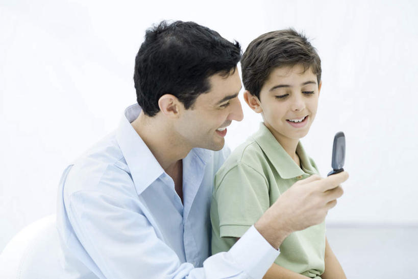 西方人,两个人,家庭,父亲,儿子,坐,笑,打电话,微笑,露齿笑,横图,室内,白天,白色背景,正面,纯洁,电话,手机,欧洲,欧洲人,服装,注视,休闲装,通讯设备,衣服,观察,看,休闲,温暖,温馨,父子,一家人,休闲服,父爱,可爱,童年,童趣,摄影,服饰,影棚,观看,和睦,察看,关注,童真,烂漫,无邪,交流,天真,男孩,男人,男性,年轻男性,白种人,沟通,通话,坐着,半身,彩图,影棚拍摄,拍摄,融洽,男生