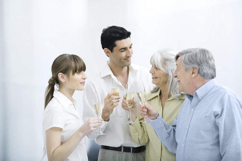 西方人,四个人,家庭,站,笑,说,微笑,露齿笑,横图,室内,白天,白色背景,正面,杯子,欧洲,欧洲人,服装,高脚杯,红酒杯,注视,休闲装,玻璃制品,衣服,酒杯,观察,看,碰杯,站着,休闲,温暖,温馨,一家人,休闲服,摄影,服饰,影棚,观看,和睦,察看,关注,交流,老年男性,老年女性,男人,男性,年轻男性,年轻女性,女人,女性,白种人,玻璃杯,沟通,讲话,交谈,说话,谈话,站立,半身,彩图,影棚拍摄,拍摄,融洽