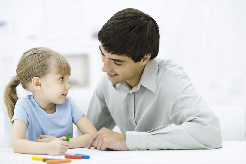 西方人,两个人,家庭,父亲,女儿,横图,室内,白天,正面,绘画,纯洁,书房,桌子,欧洲,欧洲人,服装,墙,休闲装,书桌,墙壁,墙面,小孩,衣服,课桌,休闲,温暖,温馨,父女,一家人,休闲服,彩笔,父爱,可爱,童年,童趣,益智,服饰,和睦,童真,烂漫,无邪,天真,男人,男性,年轻男性,女孩,女性,白种人,半身,彩图,融洽