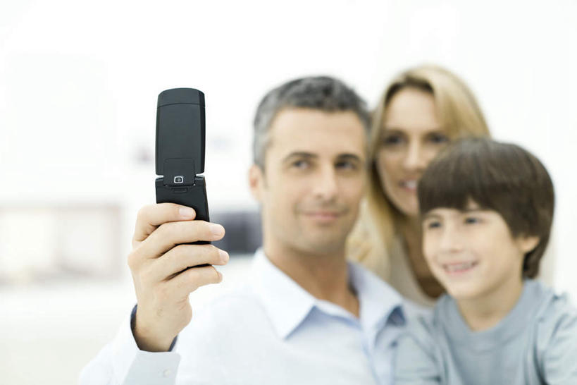 西方人,儿童,三个人,家庭,母亲,父亲,儿子,站,笑,打电话,微笑,露齿笑,横图,室内,白天,正面,纯洁,电话,手机,相机,欧洲,欧洲人,握,服装,朦胧,模糊,拿,拎,拿着,注视,休闲装,通讯设备,小孩,拍照,衣服,观察,看,站着,休闲,温暖,温馨,父子,母子,三口之家,一家人,休闲服,父爱,可爱,母爱,童年,童趣,握着,服饰,观看,和睦,察看,关注,童真,烂漫,无邪,交流,天真,男孩,男人,男性,年轻男性,年轻女性,女人,女性,白种人,孩子,年轻人,照相机,沟通,通话,站立,半身,彩图,融洽,男生,拎着